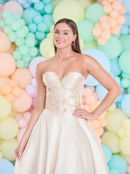 Tiffanys Prom: Becki - Alia Couture