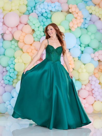Tiffanys Prom: Ilaria - Alia Couture