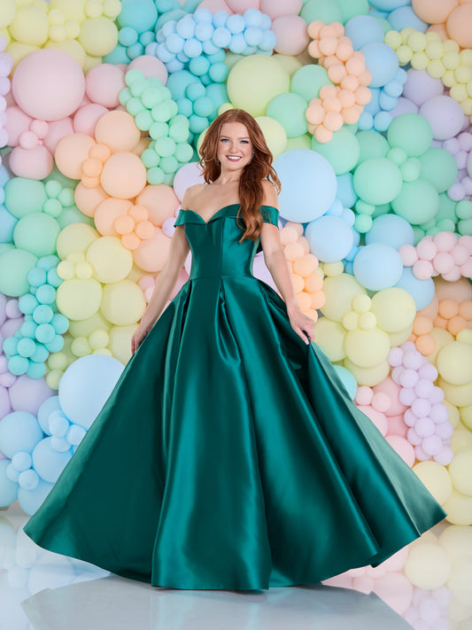 Tiffanys Prom: Nya - Alia Couture